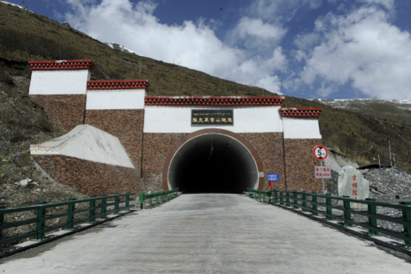 新建成的黑水雅克夏隧道.jpg